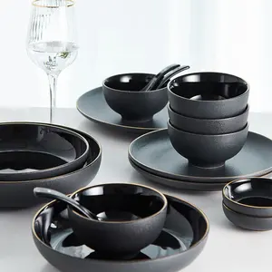 Матовые черные фарфоровые столовые наборы с золотым ободом в японском стиле, набор керамической посуды