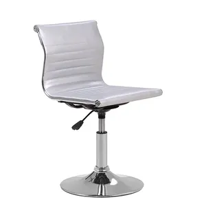 Недорогой небольшой удобный офисный вращающийся стул с низкой спинкой из рубчатой кожи без подлокотников серебристо-серого цвета