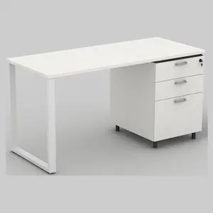 优雅的白色木制办公电脑桌与内阁和金属腿