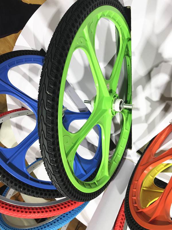 受け渡し先決定しました。エアレスタイヤ自転車　size2６ ソリッドラバーバイクタイヤエアレスタイヤ自転車18x2.125 20x2.125
