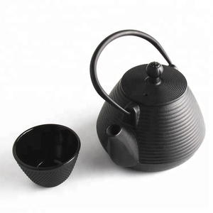 Théière japonaise en fonte noire avec <span class=keywords><strong>filtre</strong></span> à thé, pot classique noir et tasse à thé avec soucoupe - Product Image 3