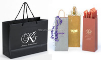 Sac cadeau personnalisé en papier kraft marron pour le vin Sacs fourre-tout en papier kraft uni Sac d'emballage cadeau avec fleur et fenêtre transparente