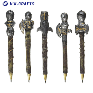 Cavalieri del Regno Doppia Ascia Fleur-De-Lis Mazza Scudo Singolo Ascia Battle Armor di Penna In Resina Scultorea penne Set - Product Image 6