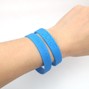 Bracelets de festival personnalisés Cool Design gravé en relief avec logo en forme de nom Bracelets en silicone pour femmes - Product Image 2