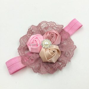 Triple Satin Rosette Bandeau Correspondant Étincelles Strass dans le Center Bébé Bandeau FOE Bandeau - Product Image 1