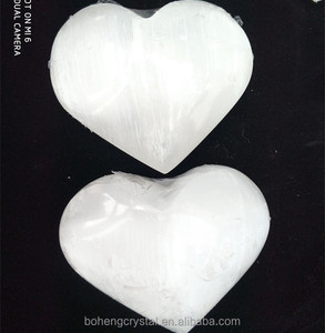 Venta al por mayor blanco natural rough <span class=keywords><strong>selenita</strong></span> cristal claro yeso forma del corazón - Product Image 1