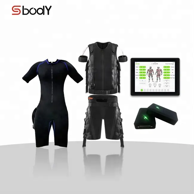 Tecnología de vestir EMS Electro Fitness una pieza traje de correr en el gimnasio.