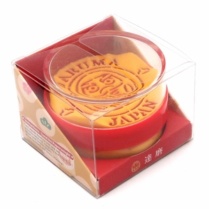 Pisapapeles de Plástico Ecológico con Diseño de Daruma Japonés Amarillo y Rojo, Diseño Redondo de 2.5 Pulgadas con Reverso, Novedoso Regalo de Recuerdo - Product Image 3