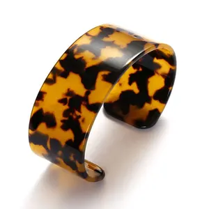 Polsino di tartaruga in resina larga 30mm di moda senza metallo grande braccialetto di leopardo Lucite