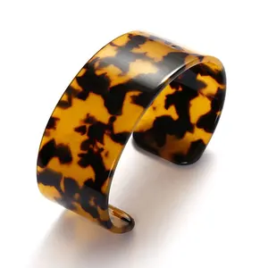 Moda 30mm geniş reçine kaplumbağa manşet hiçbir Metal büyük Lucite leopar bileklik