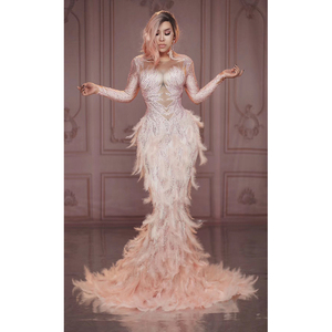 Novance Y1559 Abito Sexy Color Carne con Strass Scintillanti e Piume Rosa, Completamente Ricoperto di Pietre con Lunga e Ampia Coda, Vestito da Festa per Compleanno - Product Image 3