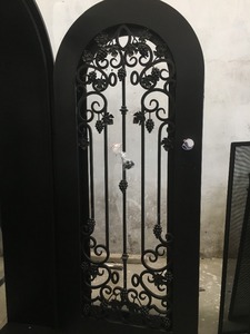 Decorativas de hierro forjado solo vino bodega puertas de entrada