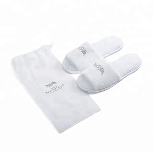 Pantoufles d'hôtel en velours de corail de haute qualité, pantoufles de chambre d'hôtel avec sac en tissu non tissé, vente en gros - Product Image 1