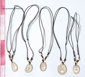 Chaînes de perles Vintage ethniques artisanales pendentifs Tagua sculptés blancs avec motif numérique bijoux en gros Type de brin d'art - Product Image 1