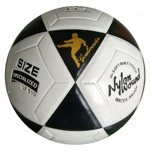 プロの公式黒と白の卸売PUラミネートサッカーサッカーフットボール