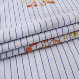 <span class=keywords><strong>Tissu</strong></span> en coton <span class=keywords><strong>blanc</strong></span> <span class=keywords><strong>et</strong></span> <span class=keywords><strong>bleu</strong></span>, teint en fil, à rayures, avec broderie florale faite à la main, pour robe - Product Image 3