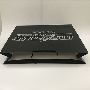Promoción impresa personalizada de lujo <span class=keywords><strong>plata</strong></span> estampado en caliente logo <span class=keywords><strong>ropa</strong></span> regalo al por menor compras <span class=keywords><strong>ropa</strong></span> bolsa de papel negro con asa - Product Image 5