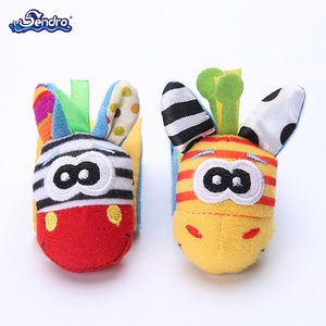 Chine Usine <span class=keywords><strong>de</strong></span> jouets Vente en gros OEM/ODM Conception personnalisée <span class=keywords><strong>Hochet</strong></span> <span class=keywords><strong>de</strong></span> poignet et <span class=keywords><strong>de</strong></span> <span class=keywords><strong>pied</strong></span> <span class=keywords><strong>de</strong></span> bébé en peluche - Product Image 3