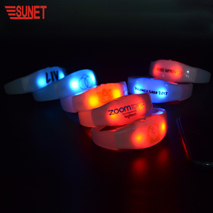 SUNJET Suministro para Fiesta de Año Nuevo Pulsera LED Personalizada que Brilla y Cambia en 6 Colores Activada por Sonido - Product Image 1