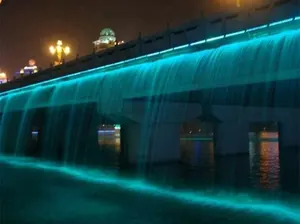 大きな橋の滝の噴水カラフルな屋外の噴水