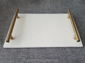 Bandeja de plato de servir con asas de oro de piedra de mármol blanco - Product Image 1