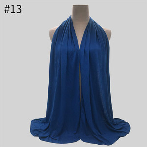 Écharpes et hijabs personnalisés pour femmes, en tissu modal uni, style Dubaï, en modal, polyester et coton - Product Image 3