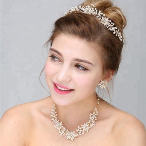 <span class=keywords><strong>Set</strong></span> di Gioielli Artigianali con Collana, Orecchini e Corona in Cristallo e Lega, Regalo Romantico per Matrimoni - Product Image 3