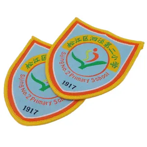 Benutzer definierte Fabrik Design Schule Name Stickerei Patch Fußball Uniform Wappen Name Logo Tasche Stoff Kleidung nähen Eisen auf gewebten Abzeichen
