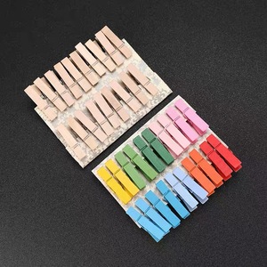 J&M <span class=keywords><strong>Mini</strong></span> Pinces <span class=keywords><strong>à</strong></span> <span class=keywords><strong>Linge</strong></span> en <span class=keywords><strong>Bois</strong></span> Couleurs Assorties 25mm (0,98 po) – Clips Décoratifs Flexibles pour Photos, Idéales pour Armoire, Salon, Vêtements et Plastique - Product Image 5