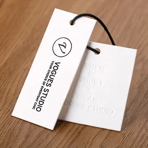 Özel beyaz ekran baskı ve kabartmalı karton kağıt giyim etiketleri konfeksiyon etiketleri çin ucuz fiyat