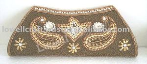 กระเป๋าคลัทช์ผ้าซาตินปักมือ Lowellcraft จากเดลี - Product Image 2
