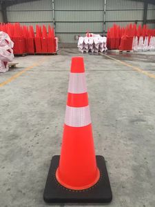 Beijing Roadsafe Traffic Sign 18 "45cm PVC + Base negra Conos de estacionamiento de seguridad de plástico - Product Image 2