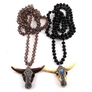 Collar de Moda para Mujer con Colgante de Calavera y Cuerno de Toro, con Cristales Negros de 8mm, Cristal Pavé y Resina - Product Image 1