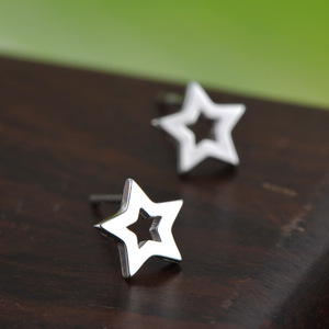 DES14 vendita calda minimalista 925 in argento Sterling cava piccola stella a forma di pentagramma orecchini gioielli - Product Image 2