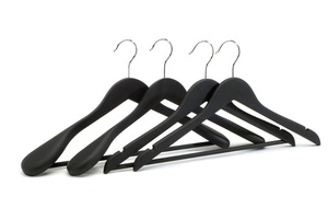 Cintres en bois de revêtement en caoutchouc noir personnalisés de luxe pour les vêtements <span class=keywords><strong>Cintre</strong></span> en bois élégant - Product Image 6