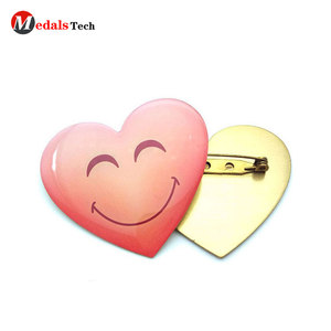 Impresión de metal con acabado Epoxi de <span class=keywords><strong>la</strong></span> cara de <span class=keywords><strong>la</strong></span> sonrisa insignia de forma de corazón con perno de seguridad - Product Image 1