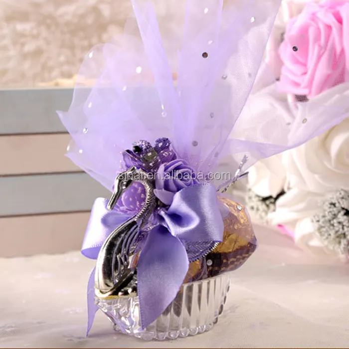 紫色の装飾結婚式またはベビーシャワーリトルスワンキャンディーボックス