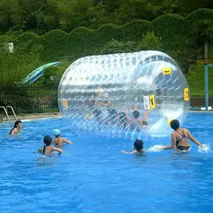 Kleurrijke en glanzende wiel opblaasbare zwembad drijft menselijk sized bubble bal