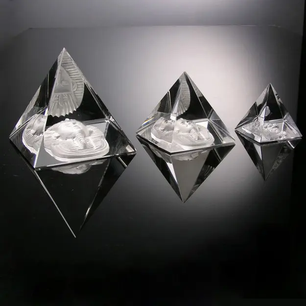 Vidro misterioso gravação de pirâmide esférica, cristal