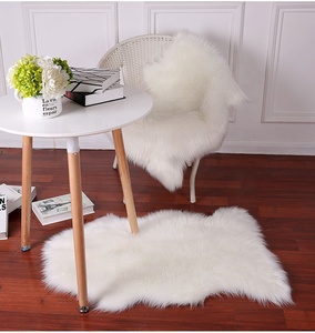Tapis en <span class=keywords><strong>fausse</strong></span> <span class=keywords><strong>fourrure</strong></span> imitation peau de mouton blanc 2ftx3ft pour canapé, tabouret, <span class=keywords><strong>chaise</strong></span> de coiffeuse / Tapis shaggy uni pour salon et chambre - Product Image 3