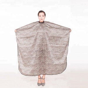 Vinnie 100% Polyester Haars chneide umhang Leoparden bedruckte Friseur kleid Schürzen wasserfeste Friseur umhänge mit verstellbarem Kragen - Product Image 5