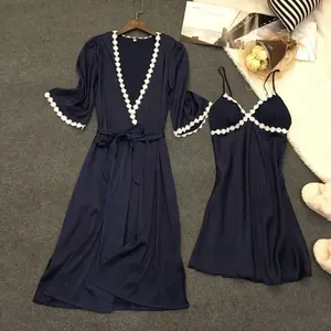 TwoのSatin Pajamas Set Soft RobeとSleeping Dress Silk Lace Trim Sleepwear