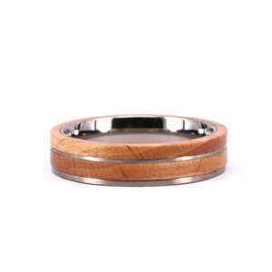Bague d'anniversaire en titane et bois de 6 mm pour femme, design personnalisé à bords simples, en bois d'érable et titane - Product Image 1