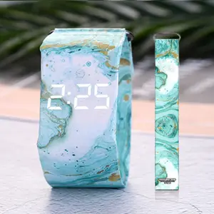 Erkek kız sıcak satış güvenilir reloj yeni en popüler renkli LED izle su geçirmez kağıt malzeme dijital LED saat custom made