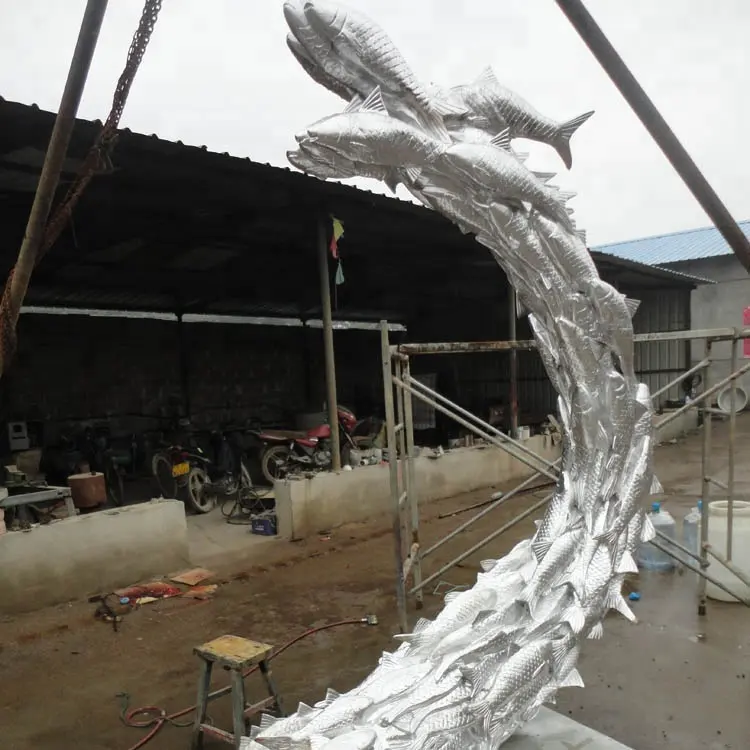 Escultura de aço inoxidável acabado de titânio feito à fábrica, escultura de peixes
