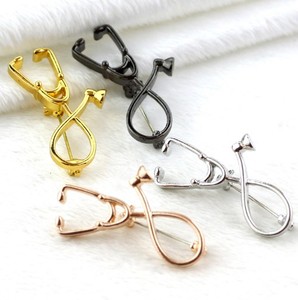 Spille a Forma di Stetoscopio in 4 Colori, Gioielli Medici alla Moda, Spilla Dorata, Distintivo a Forma di Stetoscopio per Infermieri, Medici, Studenti di Medicina, Idea Regalo - Product Image 3