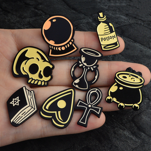 QIHE Halloween Retro libro mágico bruja artesanía amor caldero veneno arena magia curso esmalte broche - Product Image 6