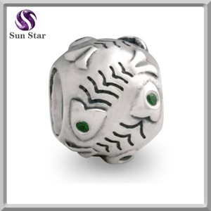 Venta al por mayor de los pescados encantadores grabado s925 silver fish charm con verdes ojos cz charm colgante para el collar - Product Image 1