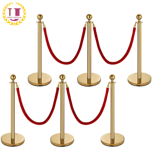 เสาคั่นพรมแดงสีทองและเชือกกำมะหยี่สีแดง - Product Image 1