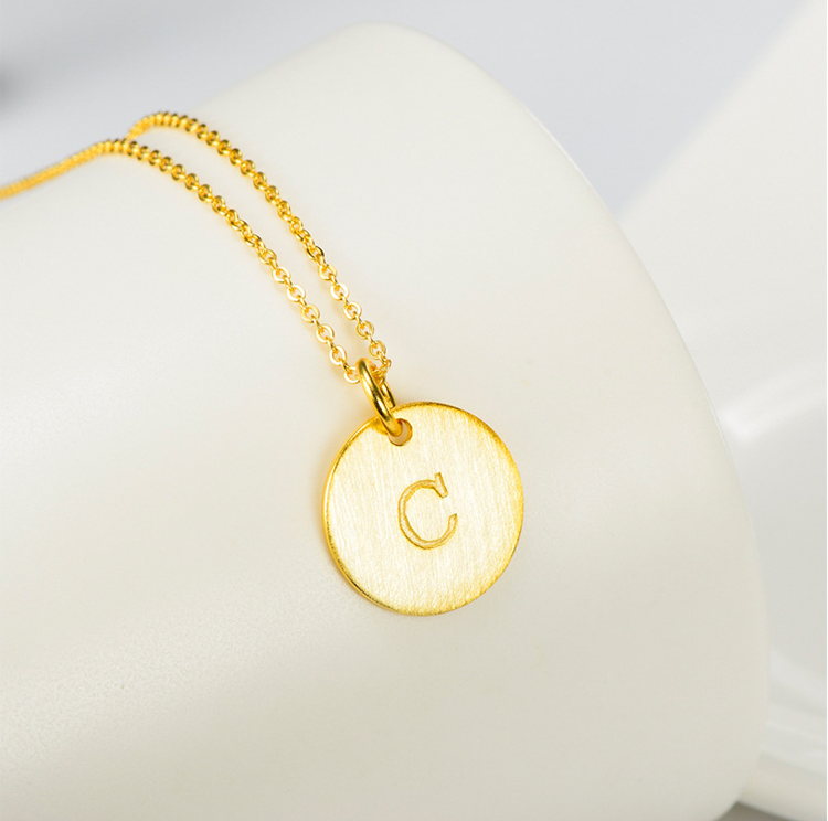 Sterling argent collier initial avec le mois de naissance charme, minuscule dainty personnalisé lettre petit pendentif